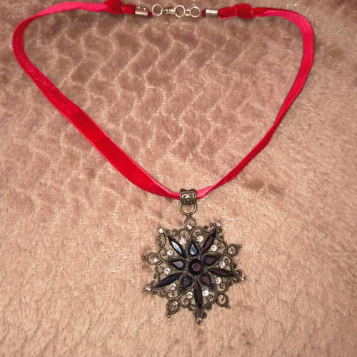 Handmade pendant like new with adjustable velvet strap black and red
