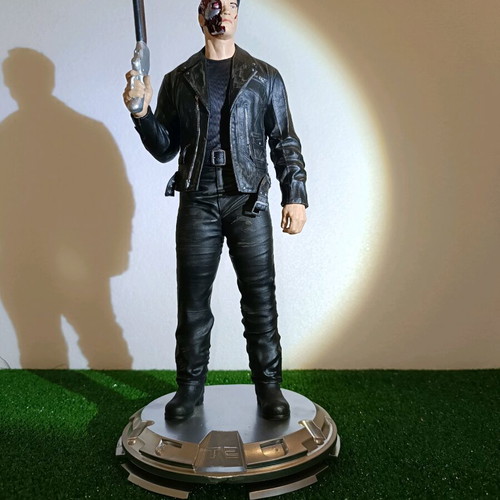 Terminator T-800 Battle Damaged resin statue like new, collectible figure