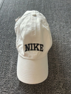 Καπέλο Nike μεταχειρισμένο, μέγεθος S και M, μαύρο και λευκό