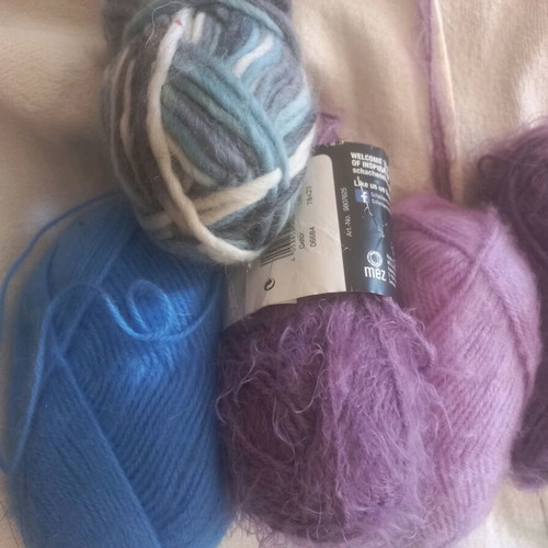 Knitting yarn like new, pack of 22 pieces