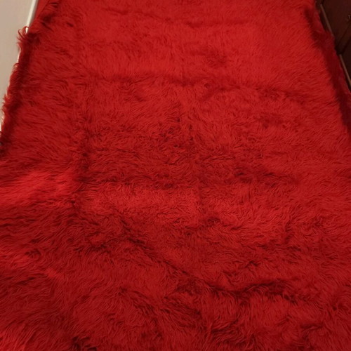 Red flokati like new 2.55x1.70 washed
