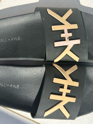 Kendall + Kylie σαγιονάρες μεταχειρισμένες, μέγεθος 39, μαύρο και μπεζ