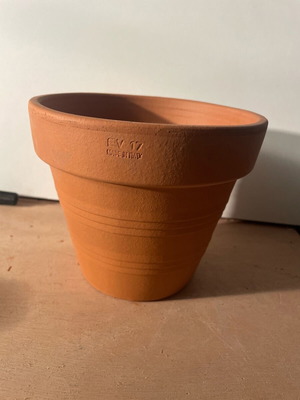 Clay pot EV17 made in Italy with hole new (16.5cm diameter x 14cm height)