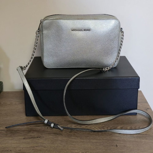 Michael Kors crossbody bag like new, silver leather