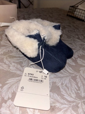 Mayoral baby cuddle shoes new, size 18
