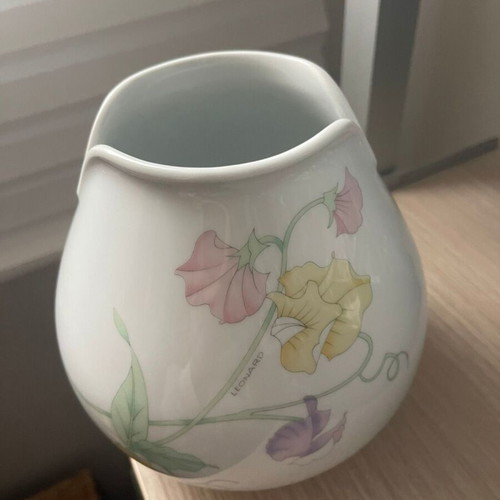 Leonard porcelain vase like new