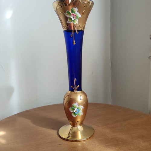 Venetian embossed vase hand-painted with gold leaf and Murano glass like new