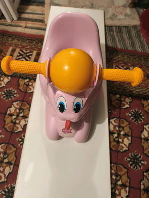 Yo-yo used with scooter-shaped handlebar for toilet training