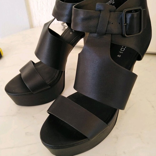 Divided women's black sandals size 40 with 13cm heel, like new