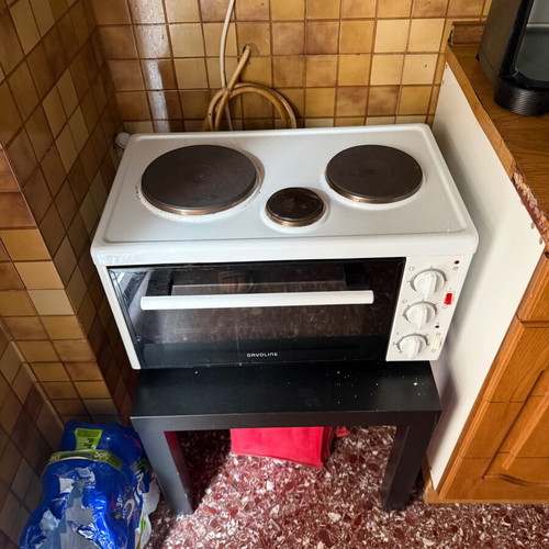 Electric oven with 3 burners like new, includes grill and baking tray
