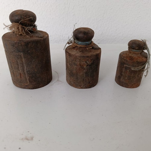 Weights for Manavis scale used, 2kg 1kg 0.5kg