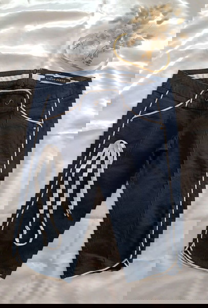 Γυναικείο GUESS κάπρι παντελόνι navy με λευκές λεπτομέρειες – άριστη κατάσταση
