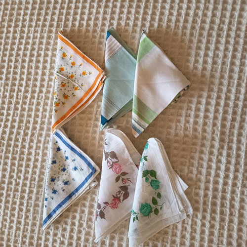Vintage fabric handkerchiefs set of 6 like new, multicolor