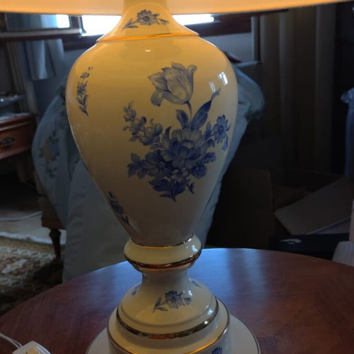 Vintage table lamp porcelain Extra like new with floral design