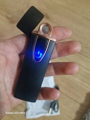 Ветроустойчива USB запалка нова, черен цвят с тъч дисплей