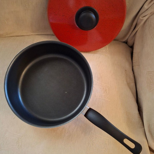 Nonstick saucepan with handle and lid like new, vibrant color