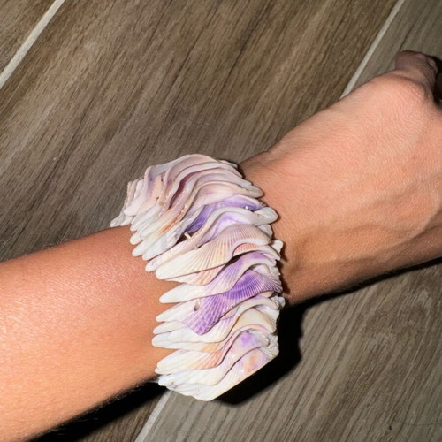 Shell bracelet like new with elastic, white and purple