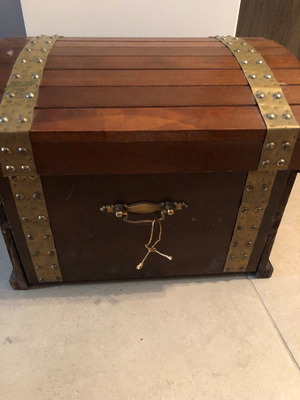 Wooden wine chest in very good condition 40x40x30