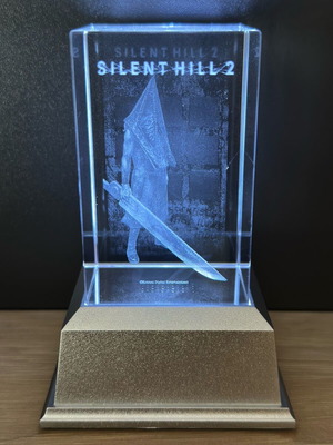 Κρυσταλλινος κύβος Silent Hill 2 Pyramid Head με φωτιζόμενη βάση και μπρελόκ