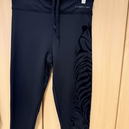 Oysho leggings like new with velvet details and back zipper pocket
