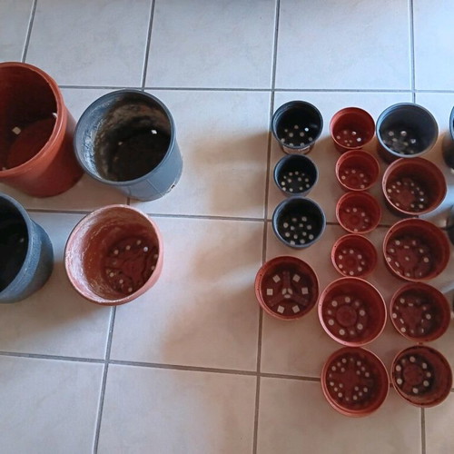 Plastic flower pots used, pack of 22, black and terracotta