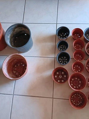 Plastic flower pots used, pack of 22, black and terracotta