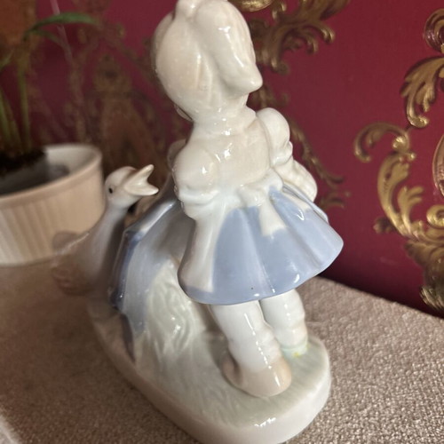 Porcelain Figurine Germain Handgemalt Mother Goose and Girl with Umbrella like new