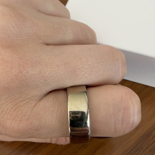 Oura Ring 4 Gold Size 8 like new with original box and accessories