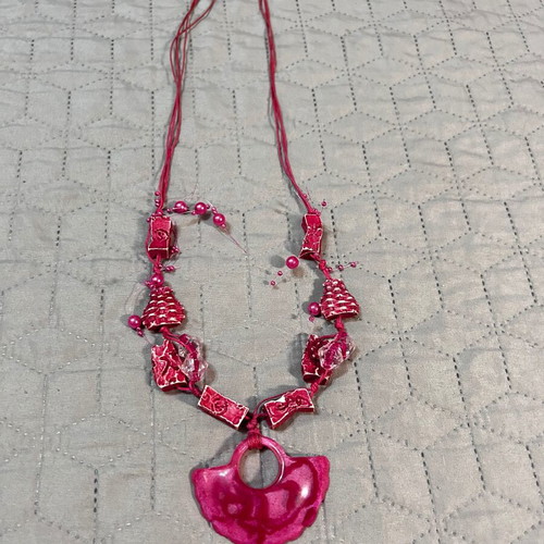 Fuchsia necklace like new