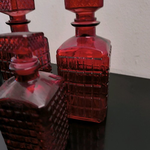 Set of three decorative vases in red glass like new
