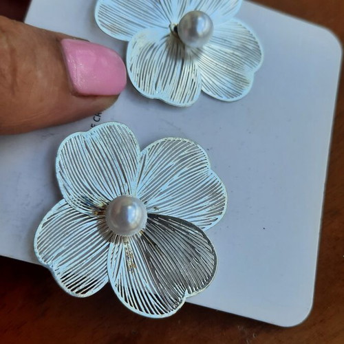 Handmade flower stud earrings with white pearl