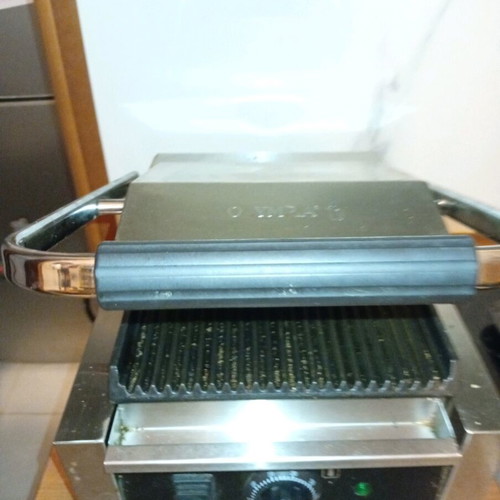 Professional Panini Grill like new with thermostat, 4 square toasts capacity
