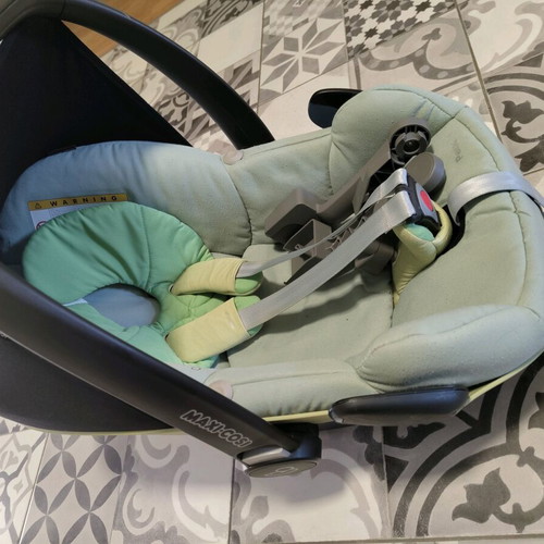 Maxi-Cosi baby car seat like new, infant carrier from newborn