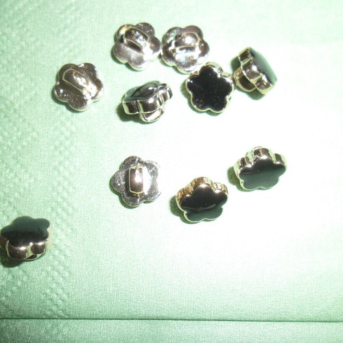 Buttons new, pack of 39 with 5 designs
