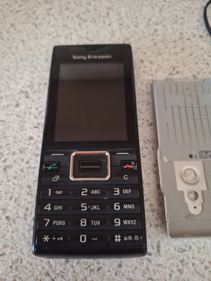 Sony Ericsson Cedar J108i used mobile phone with charger