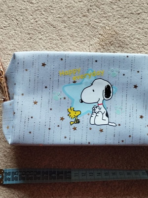 Νεσεσέρ καλλυντικών Snoopy καινούργιο, σχέδιο happy everyday με χρυσαφί φερμουάρ
