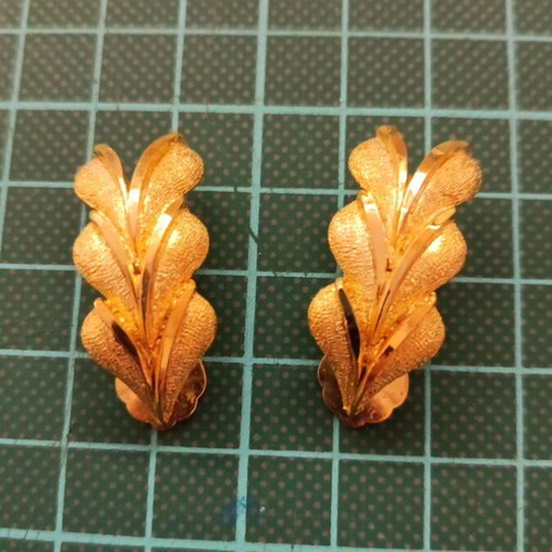 Leaf-shaped earrings with clip, new, gold color