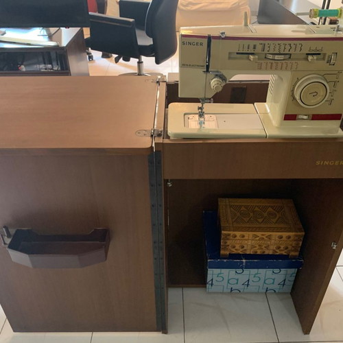 Two Singer sewing machines used, models 404 M13 and 8618 Electronic