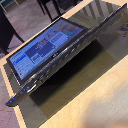 Laptop Fujitsu 15.3 inch like new, Intel Core i3, 8GB RAM, 256GB SSD