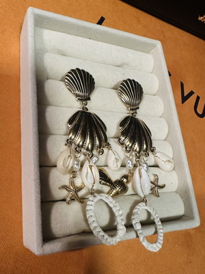 Almynoma Earrings with Shells new, gold tone