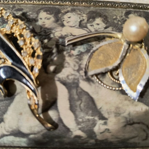 Bijouterie used with vintage earrings from 60s-80s and two pins