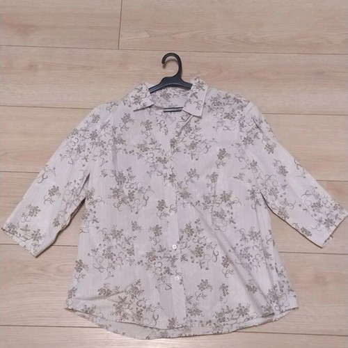 Women's shirt new with 3/4 sleeve, size M/L, white