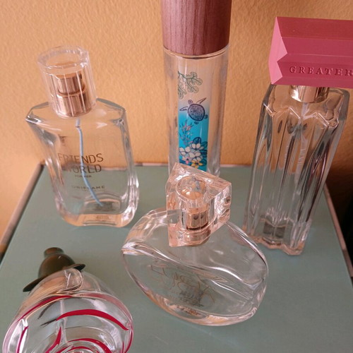 Collection of 8 empty perfume bottles like new