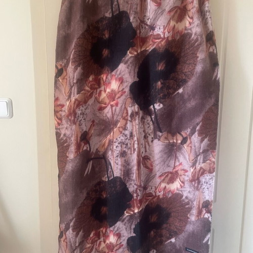 Scarf like new with beige shades