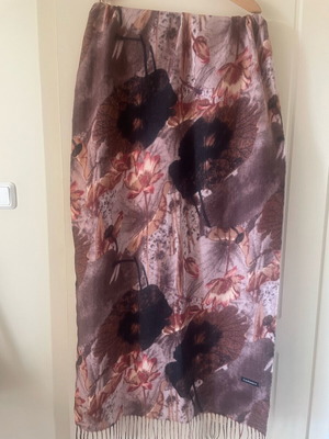 Scarf like new with beige shades