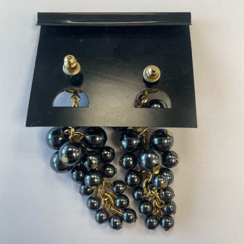 Grape-shaped dangling earrings new, gold color with black beads