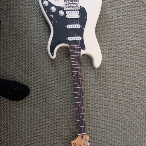 Fender Classic Vibe 70's Electric Guitar ST Style with HSS like new