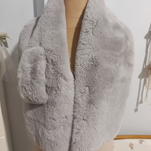 Pashmina scarf like new, synthetic fur, gray, warm and practical