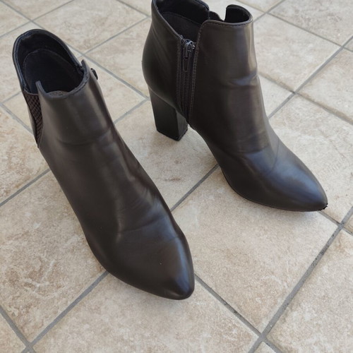 Brown leather ankle boots size 39 like new with thick heel