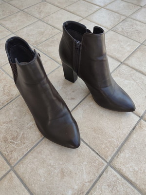 Brown leather ankle boots size 39 like new with thick heel